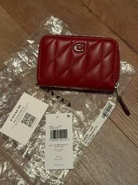 coach essential small zip around card case with pillow quilting - dark ruby